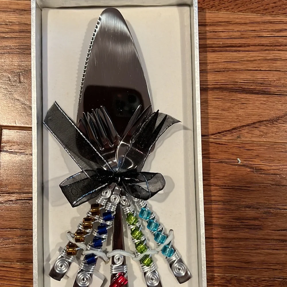 NWT 5 Piece Cake Serving Kit